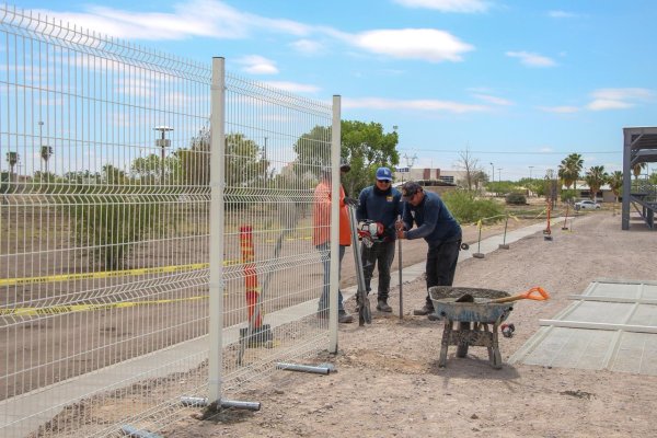 Avanza construcción del cerco perimetral en el campo de fútbol con pista de atletismo de Delicias