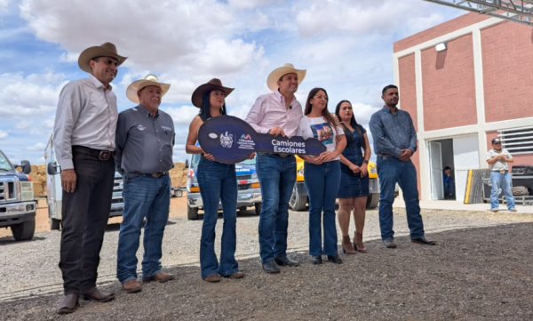 Entrega Bonilla apoyos en la colonia Soto: camiones, luminarias, ambulancias y programas sociales