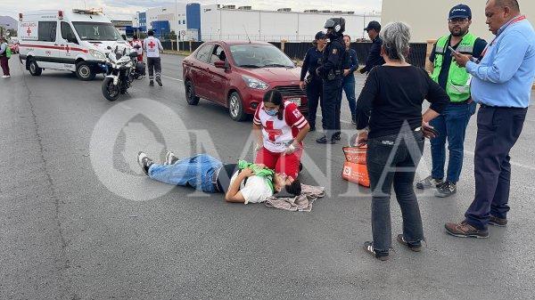 Hombre es arrollado por motociclista frente a Safran en avenida Homero