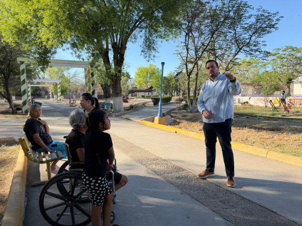 Alcalde Jorge Aldana recorre el Parque Infantil y escucha propuestas de las familias previo a su rehabilitación