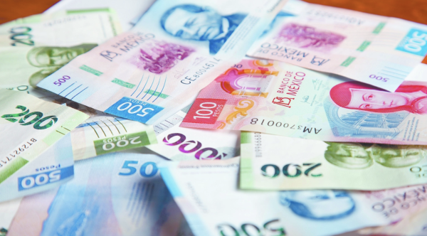 Peso mexicano avanza ante dólar débil tras datos de EU; mercado recibe minuta del Banxico