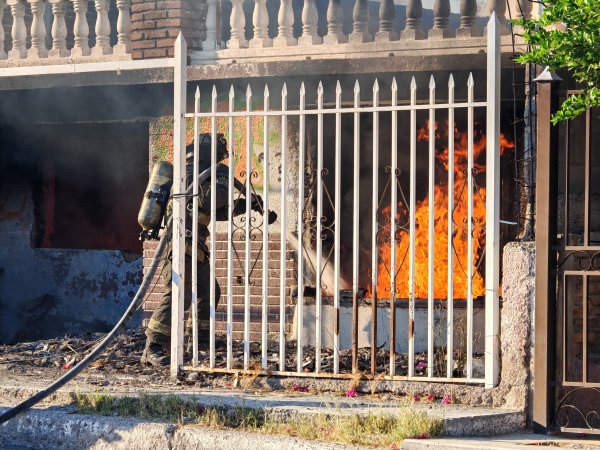 Incendio en casa abandonada de la colonia Campesina moviliza a bomberos y policías