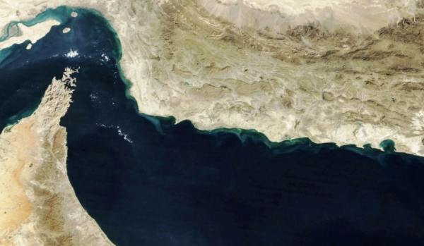 Trump amenaza a Irán por supuestos cobros a petroleros que atraviesan el estrecho de Ormuz