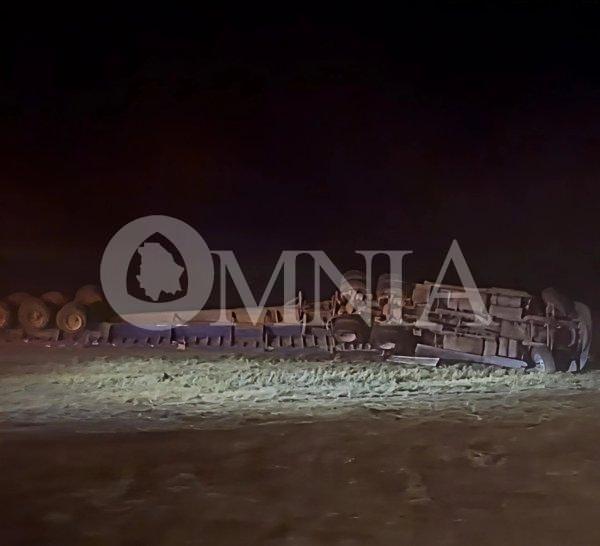 Vuelca tráiler en el Km 81 Juárez-Chihuahua; queda atravesado en los carriles