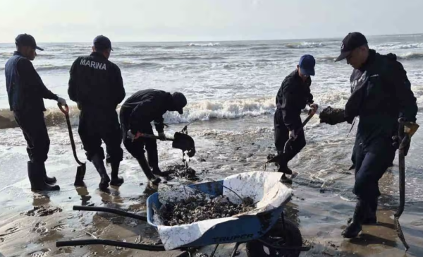 Juez da 48 horas a Pemex, Semarnat y gobernadores para limpiar derrame de petróleo en el Golfo