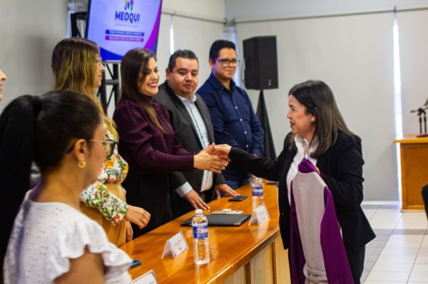 Entrega Miriam Soto uniformes a trabajadores sindicalizados de Meoqui