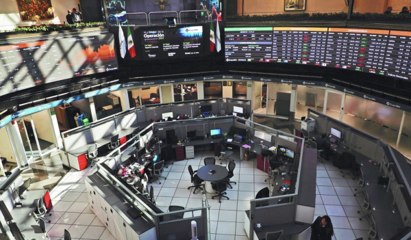 Bolsa mexicana cae levemente; registra tercera semana consecutiva de ganancias