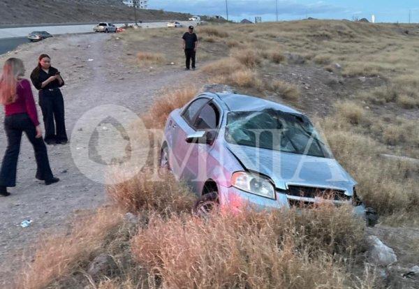 Conductora vuelca en curva de Vía Sicilia; resulta con lesiones menores