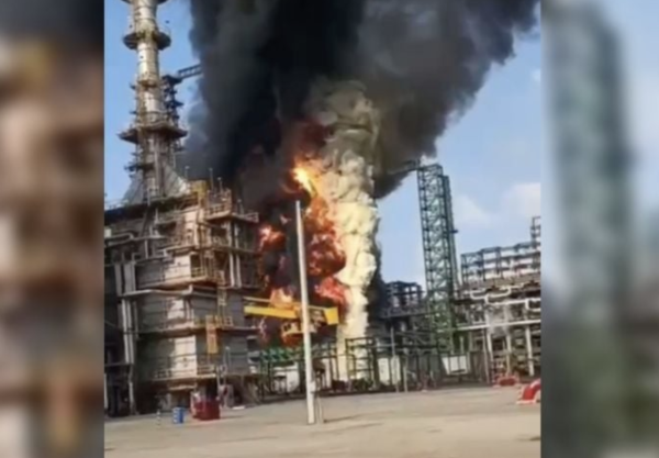 A casi cuatro años de la inauguración de la refinería Olmeca, alumnos de escuelas cercanas siguen sin ser reubicados