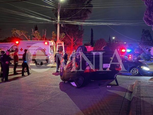 Omite alto y provoca choque-volcadura