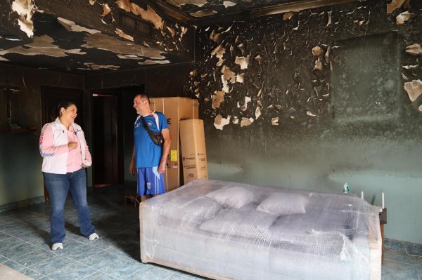 Apoya Diputada Joss Vega a pareja que perdió su patrimonio en incendio