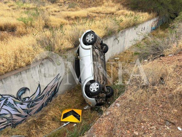 Sale del camino y cae a canal en la carretera Chihuahua-Aldama