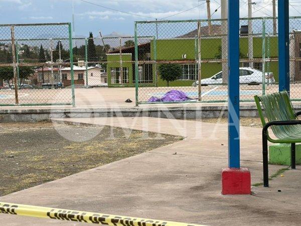 Hallan sin vida a hombre de 35 años en canchas de básquetbol del Parque Cerro Grande