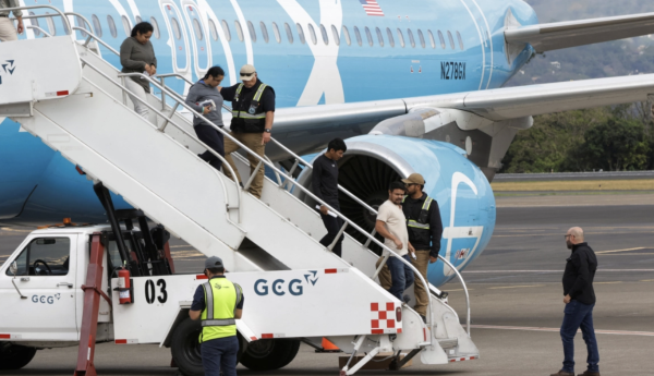 Costa Rica recibe primer grupo de migrantes deportados por EU dentro de acuerdo