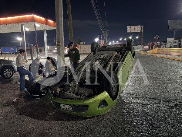 Conductor vuelca en avenida Tecnológico tras chocar contra señal; resulta lesionado