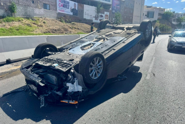 Aparatosa volcadura en La Cantera deja daños materiales y caos vial