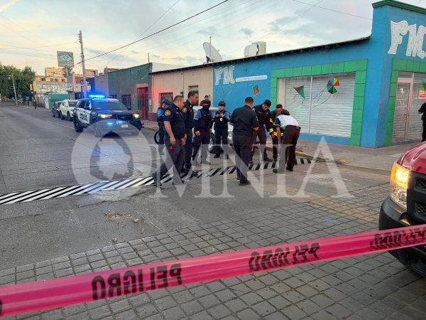 Hombre intoxicado queda atrapado en alcantarilla en el centro; rescate obligó a demoler banqueta