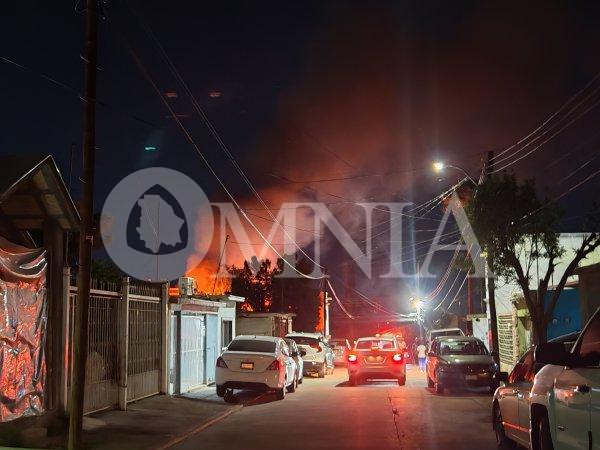 Sujeto intoxicado prende fuego a vivienda en la Campesina