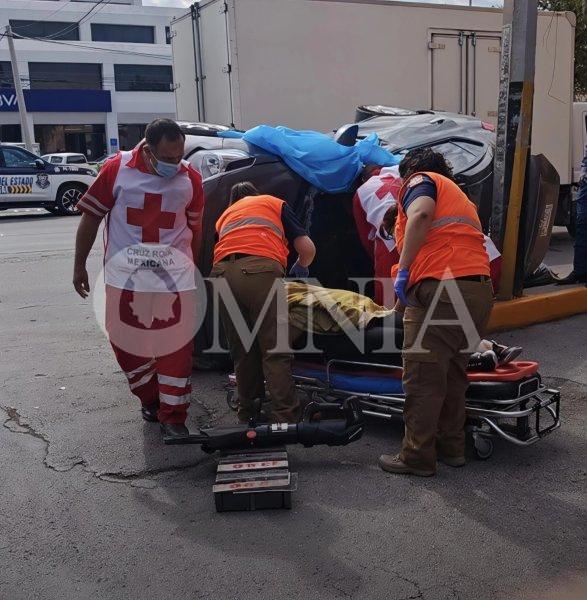 Dos volcaduras simultáneas sobre el Ortiz Mena dejan caos vial