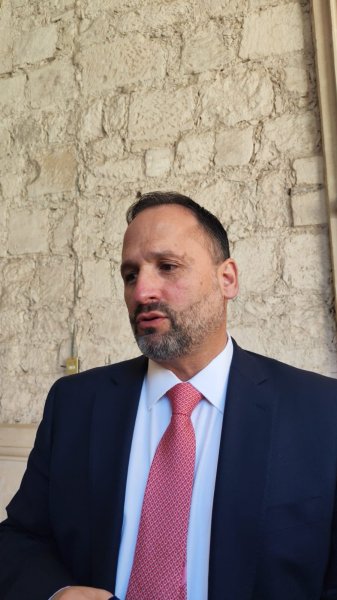 Hay que hacerle caso a la gobernadora; por eso traigo roja la oreja derecha: Santiago De la Peña