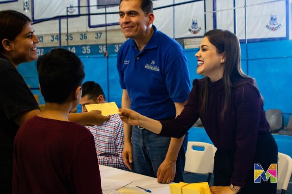 Realiza Miriam Soto segunda entrega de Becas Universitarias
