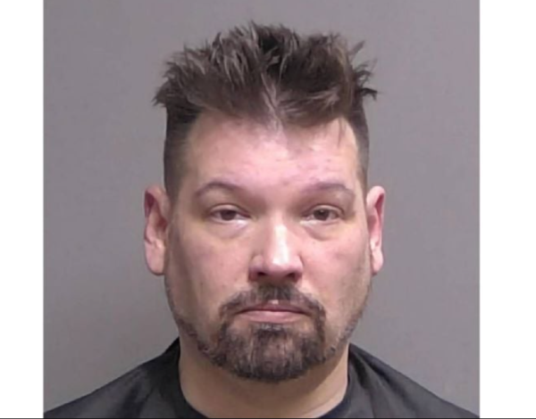 Arrestan a candidato republicano de Florida por agresión y amenazas de muerte a adultos mayores