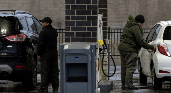 Gasolina en EU subiría de nuevo tras colapso del cese al fuego en Irán