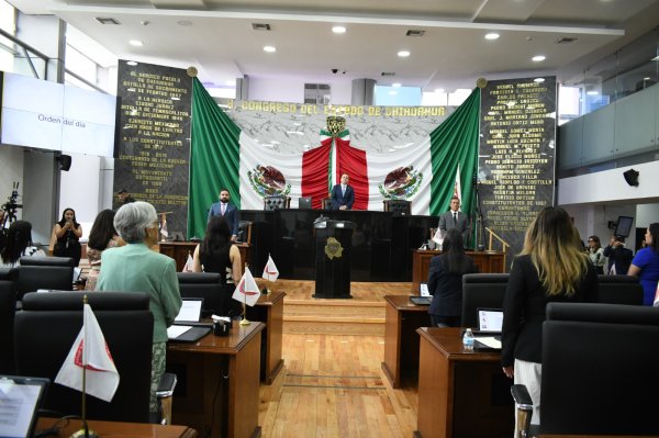 Rinden minuto de silencio por fallecimiento del padre de Cuauhtémoc Estrada