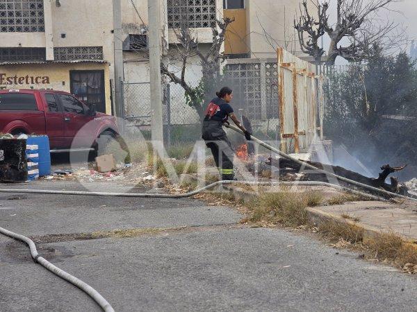Adictos prenden fuego a maleza en la Fovissste