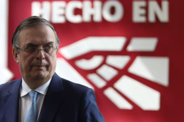 Polémica en Morena: Hijo de Ebrard vivió en la embajada de México en Londres con cargo al erario