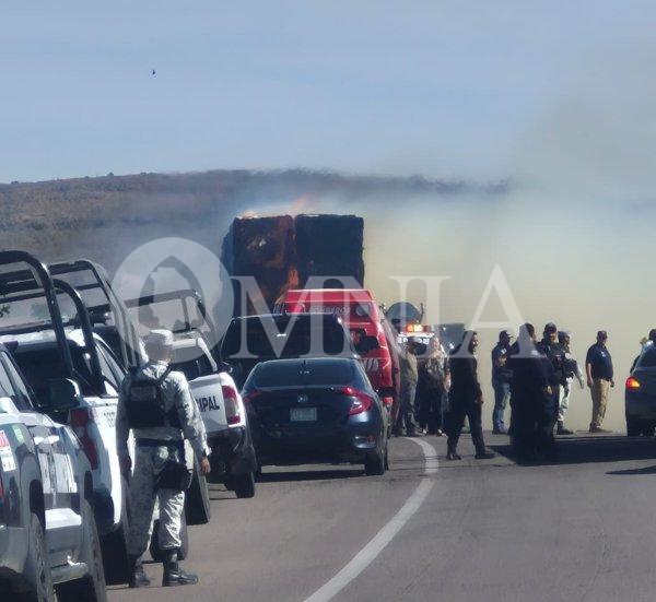 Incendio de tráiler provoca cierre en la carretera corta a Parral