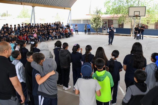 Lleva Alfredo Chávez jornada de pintura de pasos peatonales a la Primaria Felipe Ángeles