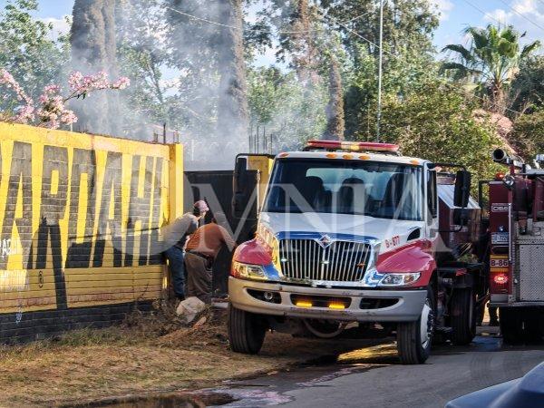 Fuego consume tráiler en taller en Los Nogales