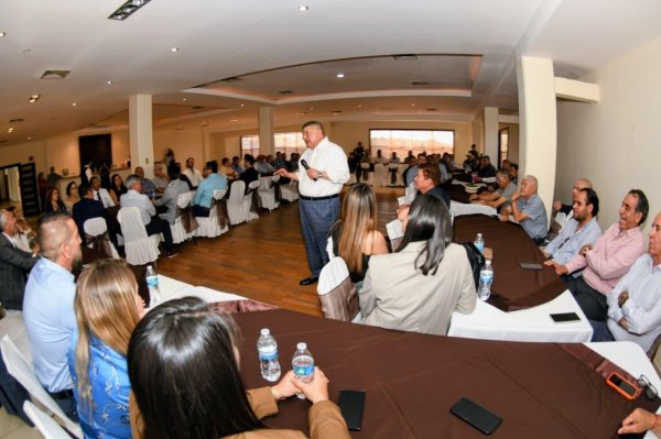 Expone Fiscal General César Jáuregui avances en procuración de justicia y seguridad ante constructores