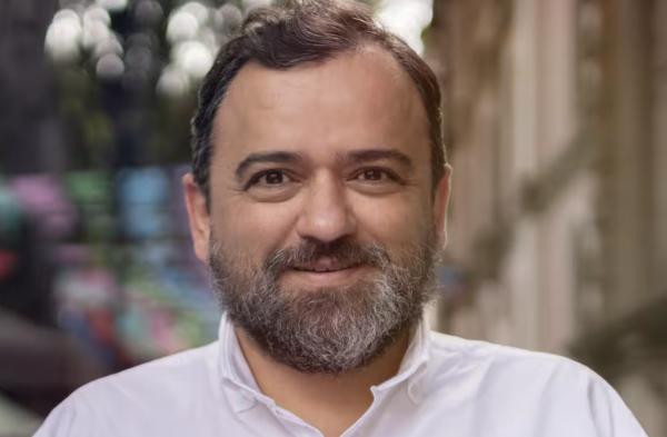 Siete casas y poder en Morena: así es el patrimonio de René Sánchez Galindo, abogado de Semarna