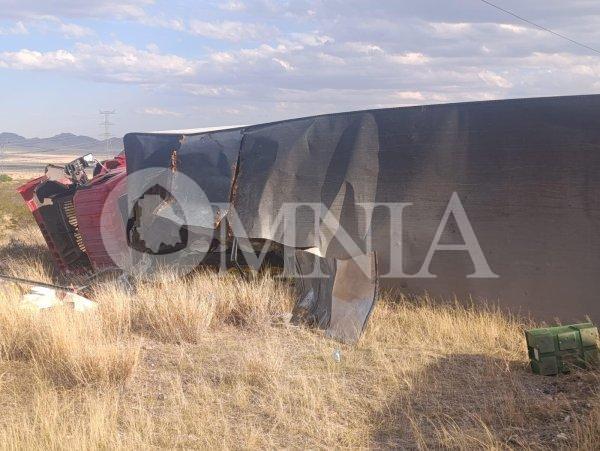 Muere hombre que viajaba en la caja de tráiler, tras volcar en carretera a Juárez