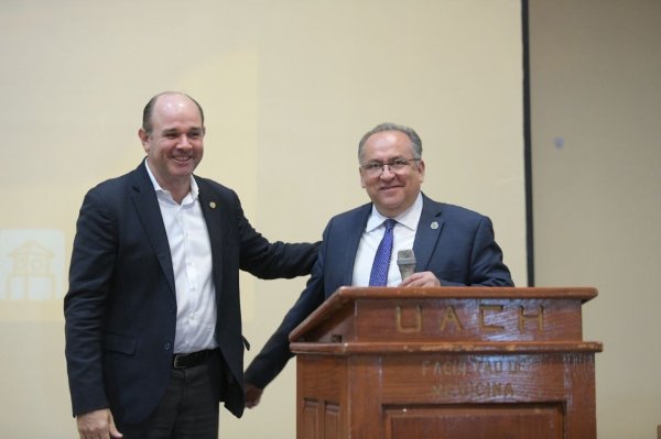 Rector de la UNAB imparte conferencia magistral en la UACH y fortalece la cooperación académica