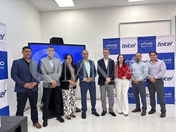 Telcel y Vivo presentan el nuevo vivo V70 en México con Raúl Jiménez como embajador