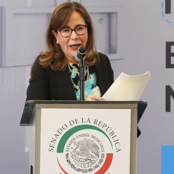 Solo le faltó el perro; Yeidckol mete a trabajar al Senado a su hermana, a su hija, a su sobrina y a su nieta