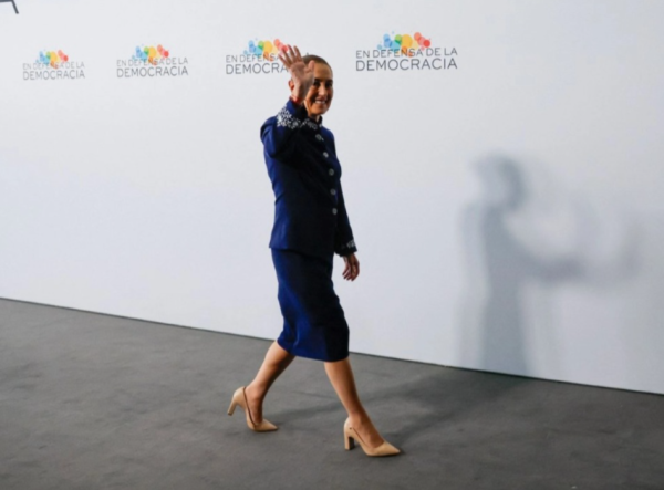 “Venimos a defender la democracia”, afirma Sheinbaum al llegar a cumbre progresista en Barcelona
