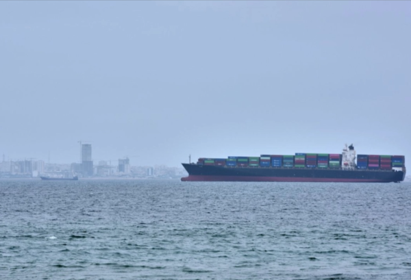 Irán vuelve a cerrar estrecho de Ormuz; dos buques reportan disparos