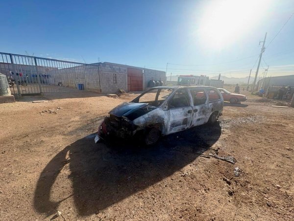 Incendio consume camioneta en la colonia Las Torres; no hubo lesionados