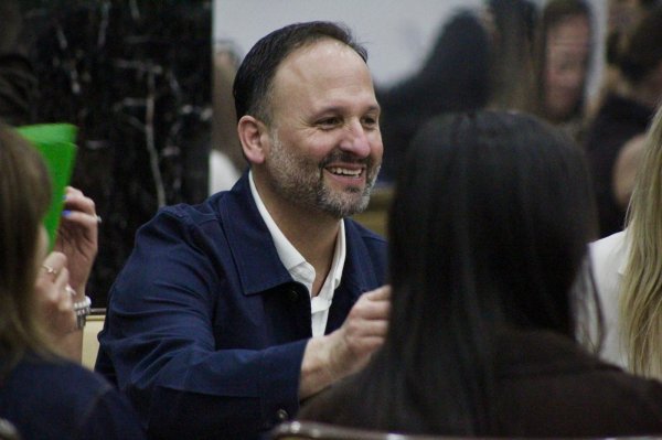 Santiago De la Peña sostiene encuentro con mujeres y reconoce su papel central en la familia y la sociedad