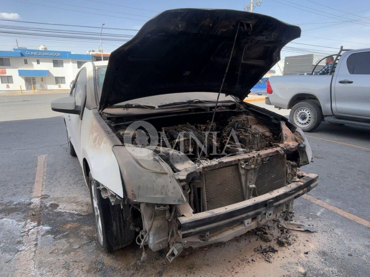 Se incendia vehículo estacionado en avenida Mirador; no hubo personas lesionadas