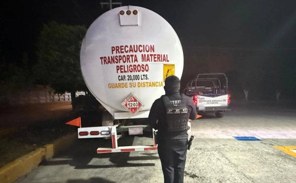 Hallan tráiler con 20 mil litros de combustible presuntamente robado en Guanajuato