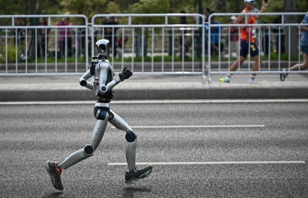 Un robot humanoide chino gana Medio Maratón en Pekín; supera récord mundial humano