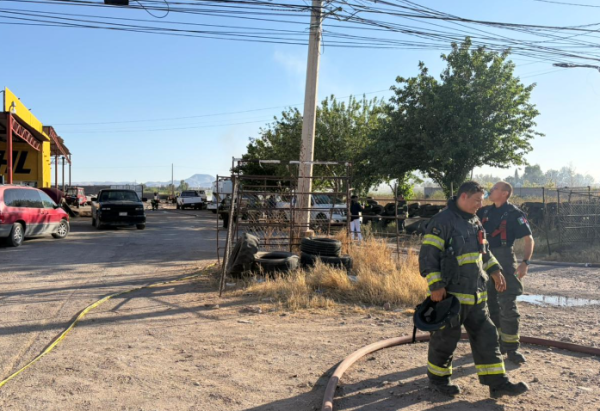 Voraz incendio consume negocio de llantas en la colonia Sierra Azul