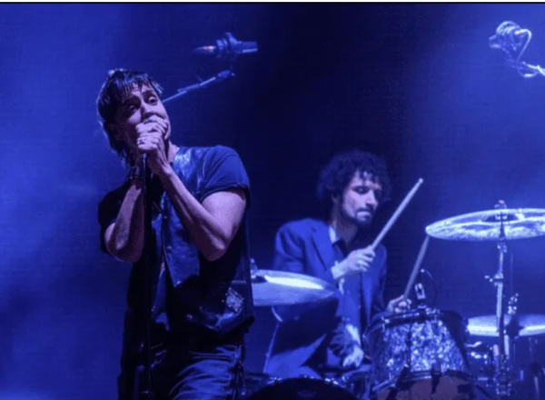 Estos fueron los mensajes de protesta que The Strokes proyectó en Coachella