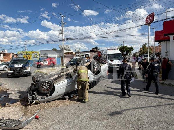 Adulto mayor vuelca su vehículo tras chocar contra poste en Infonavit Nacional