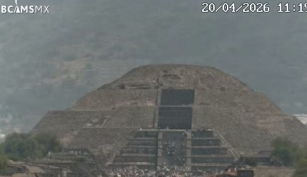 Así fue el momento del ataque en la Pirámire de la Luna de Teotihuacán captado por Webcams